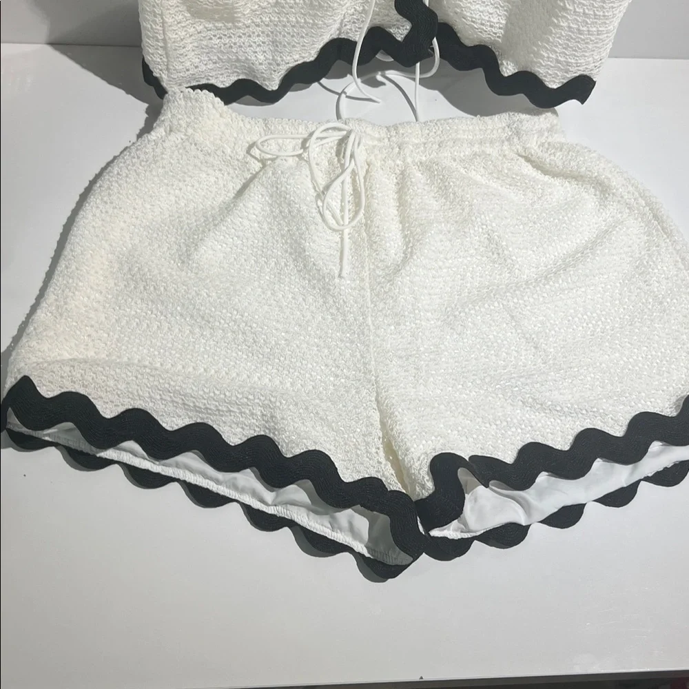 Commense Contrast Trim V-Neck Shorts Set - Picture 9 of 10